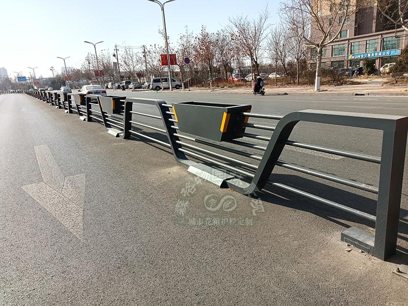湖北花箱案例：山東德州中央隔離船型花箱護欄案例