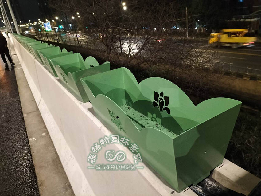 上海楊浦高架快速路橋墩花箱綠化改造案例
