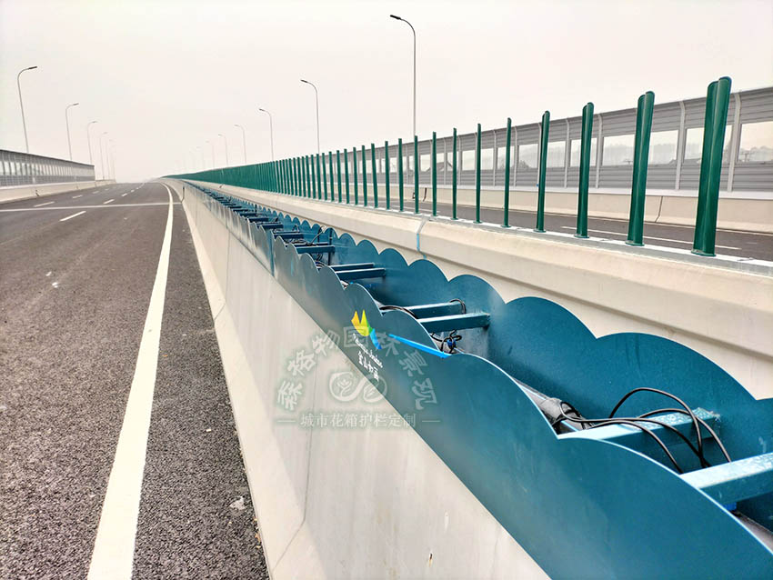 上海金山高架橋梁不銹鋼花槽帶自動滴管系統