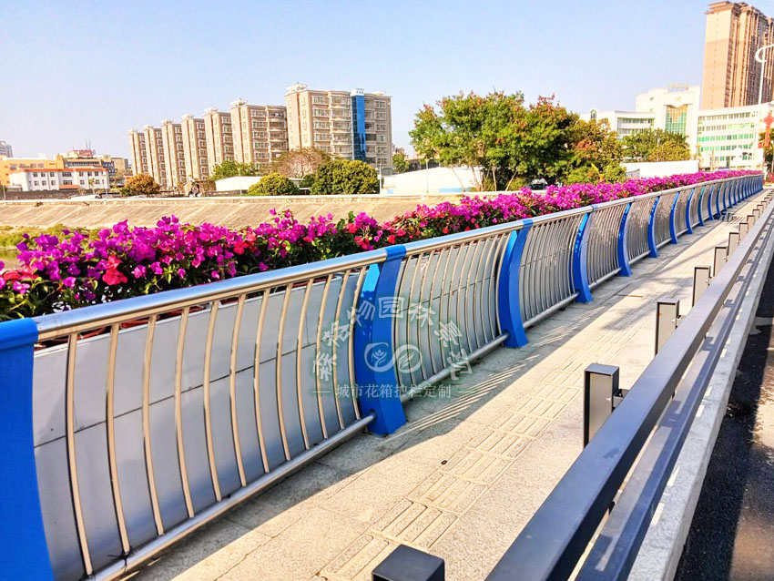 城市橋梁護欄外側綠化升級安裝花箱案例