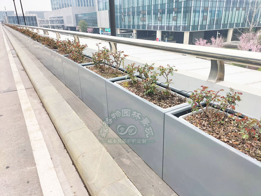 什么是橋梁內側綠化花箱