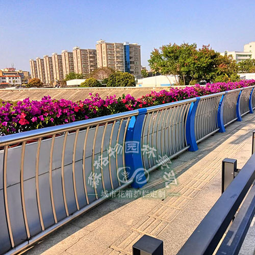 湖北城市橋梁護欄外側落地花箱