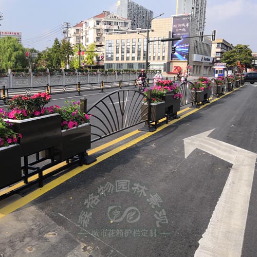 品字形不銹鋼底座PVC花箱護(hù)欄