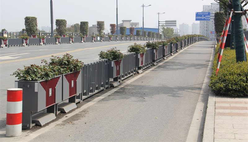 機非隔離花箱在道路綠化中如何使用？