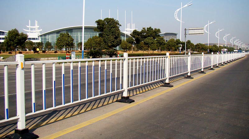 市政護欄有必要安裝反光條嗎？