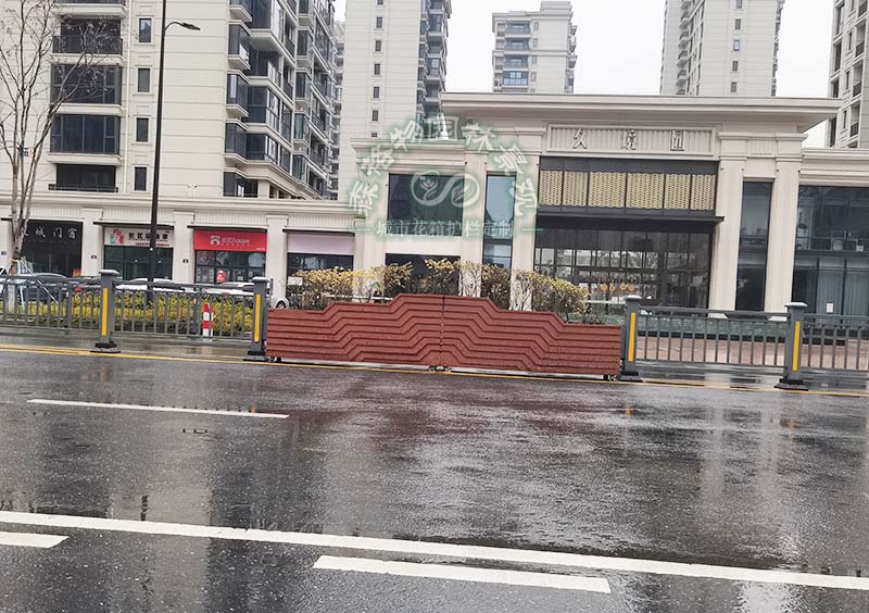 在道路中花箱護欄代替普通護欄具有哪些好處