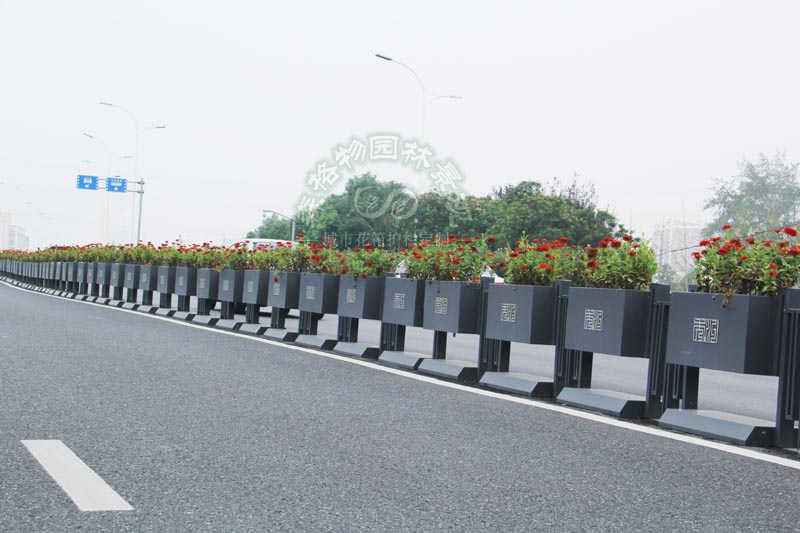 市政隔離道路護欄花箱的作用