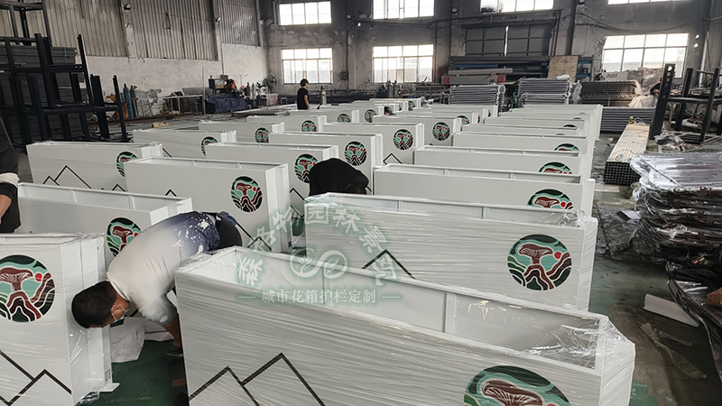 一座城一道風(fēng)景,打造具有當(dāng)?shù)匚幕厣氖姓缆坊ㄏ渥o(hù)欄