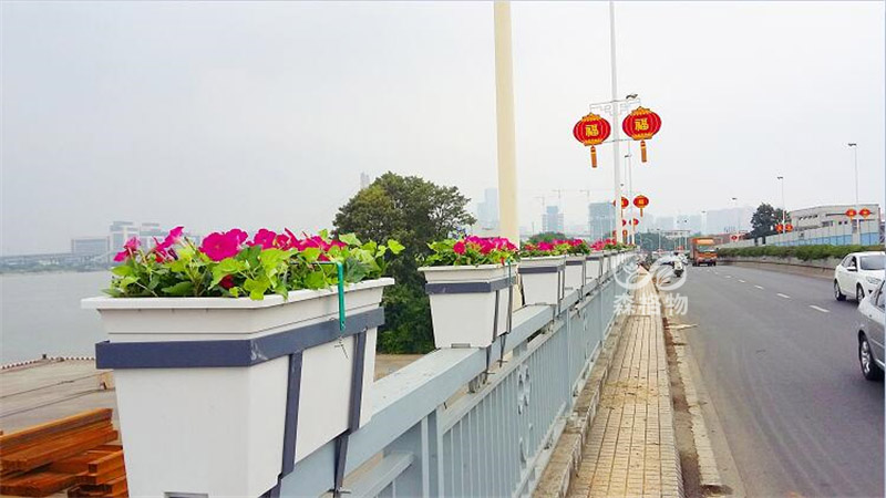橋梁護欄花箱的基本規(guī)格和特點介紹 橋梁護欄花箱的基本規(guī)格和特點介紹