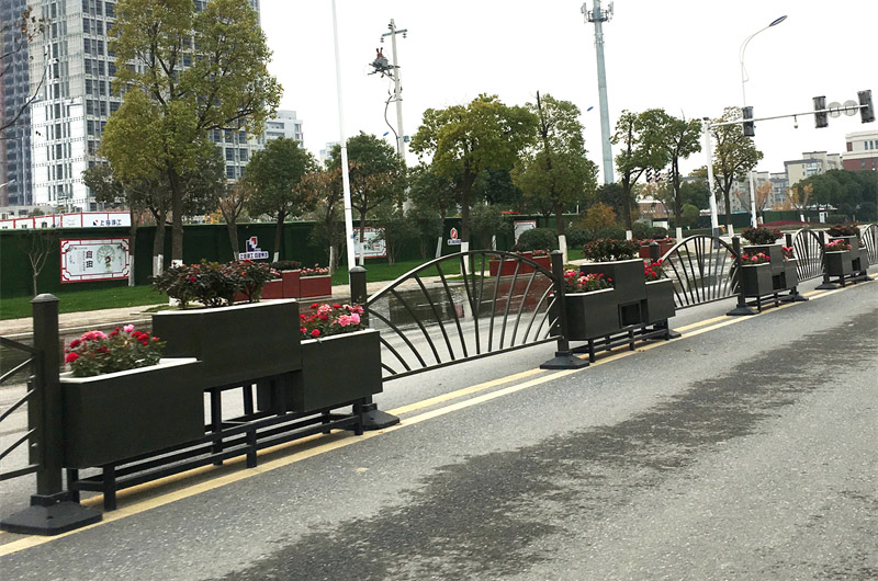 采購(gòu)花箱如何選擇適合的戶外護(hù)欄花箱? 采購(gòu)花箱如何選擇適合的戶外護(hù)欄花箱?